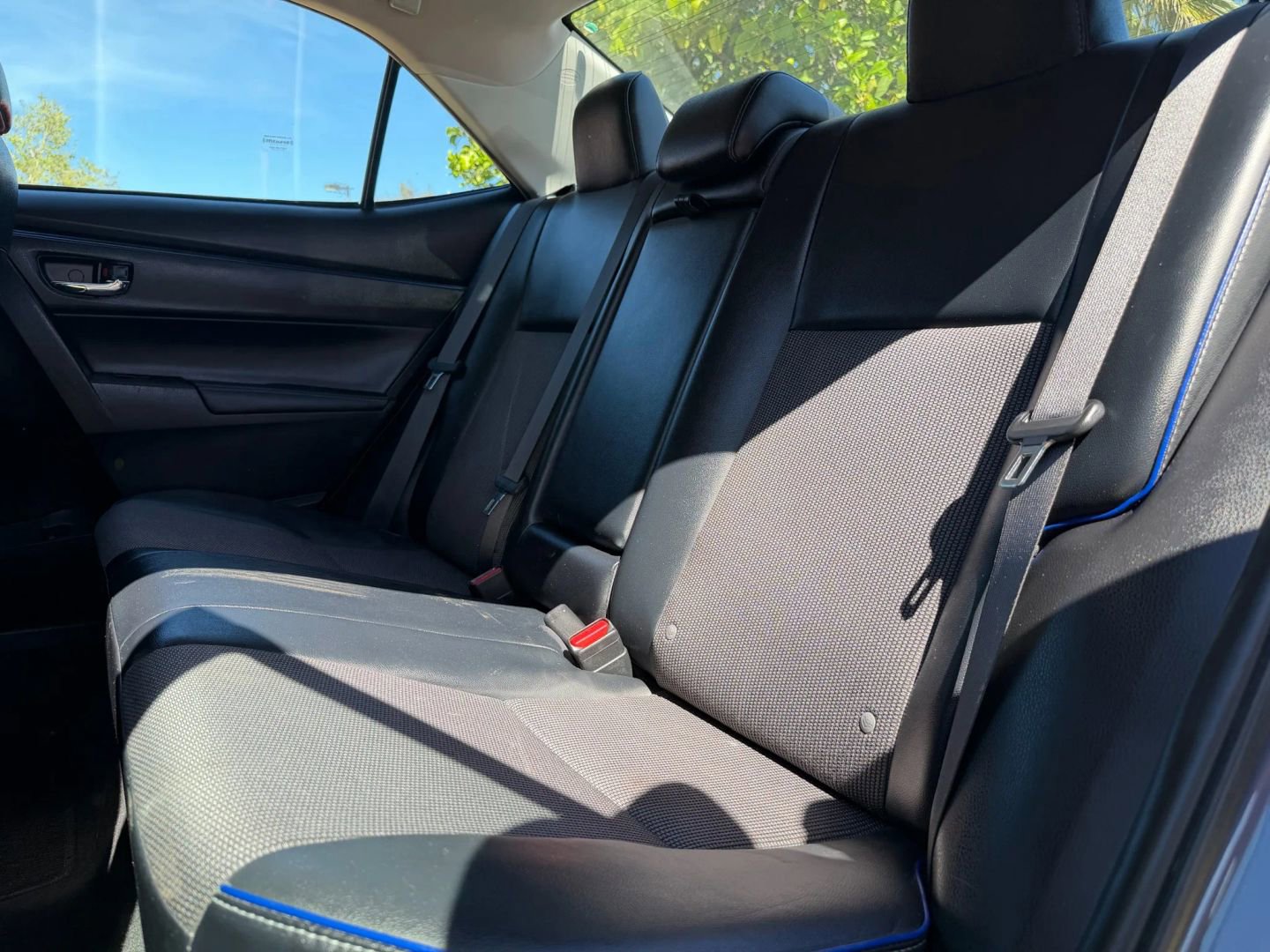 Used 2017 Toyota Corolla SE w/ SE Premium Package FWD image 13