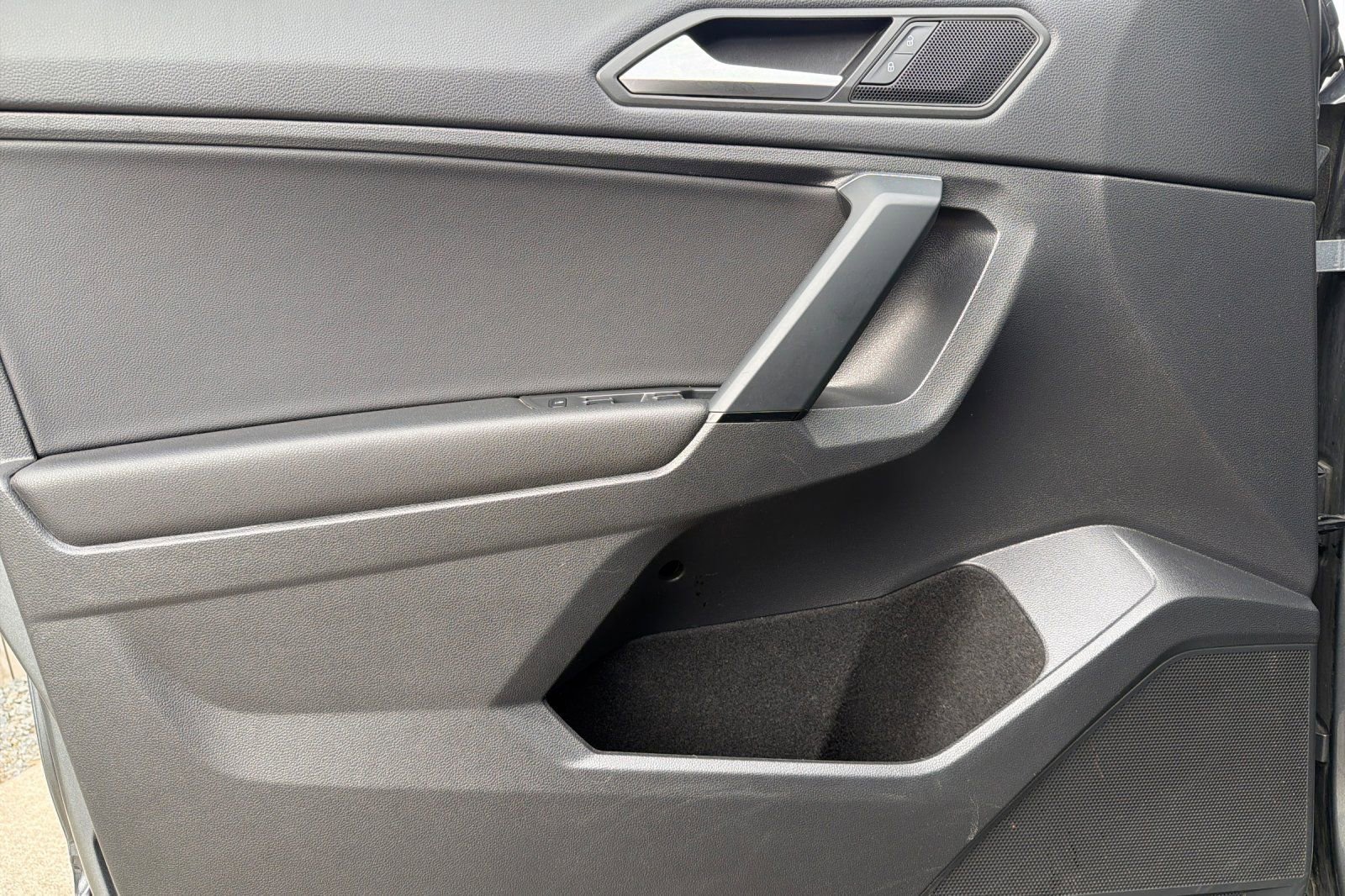 Used 2019 Volkswagen Tiguan SE w/ Panoramic Sunroof Package image 12