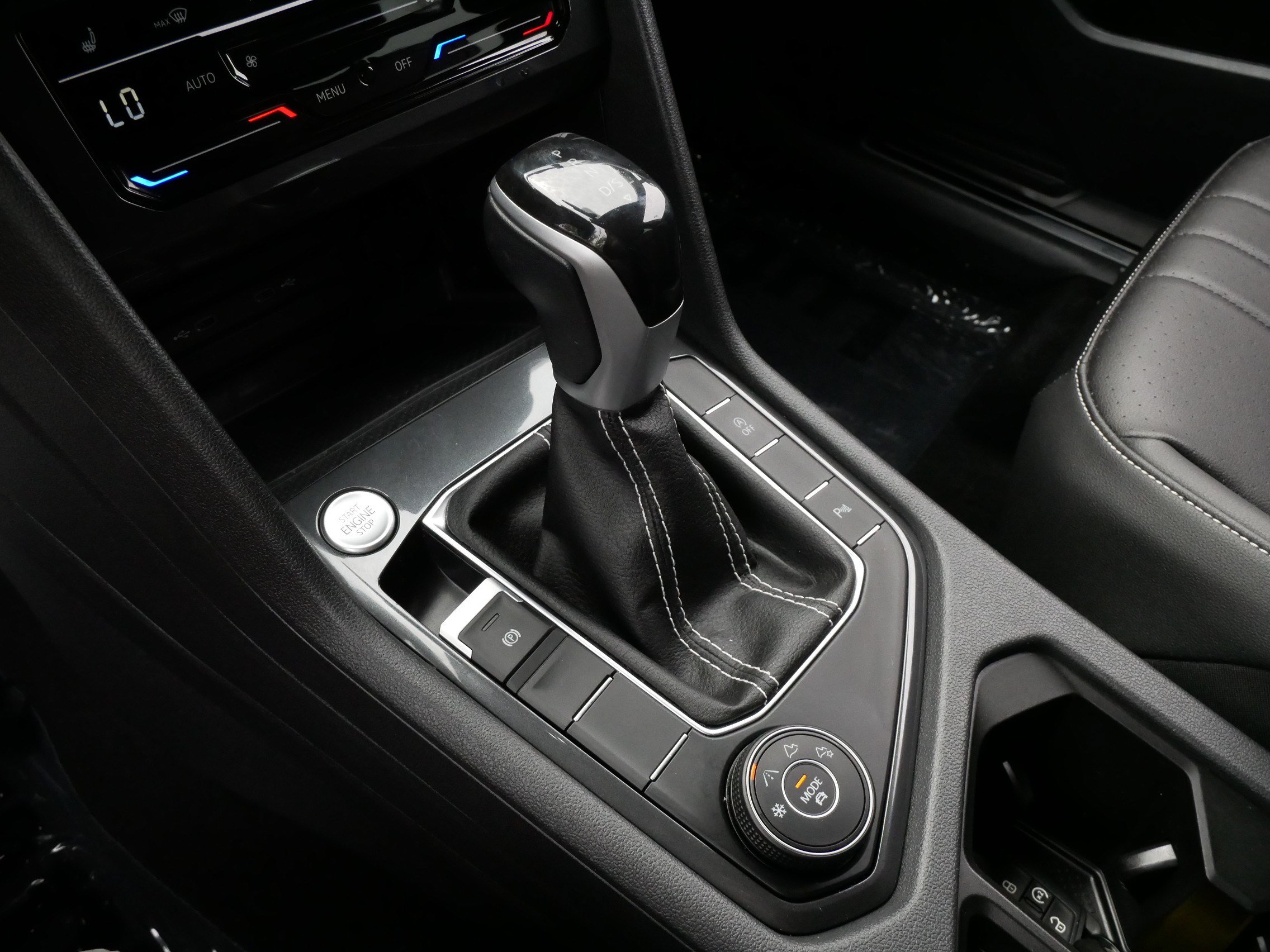 Certified 2023 Volkswagen Tiguan SE R-Line AWD/4WD image 24