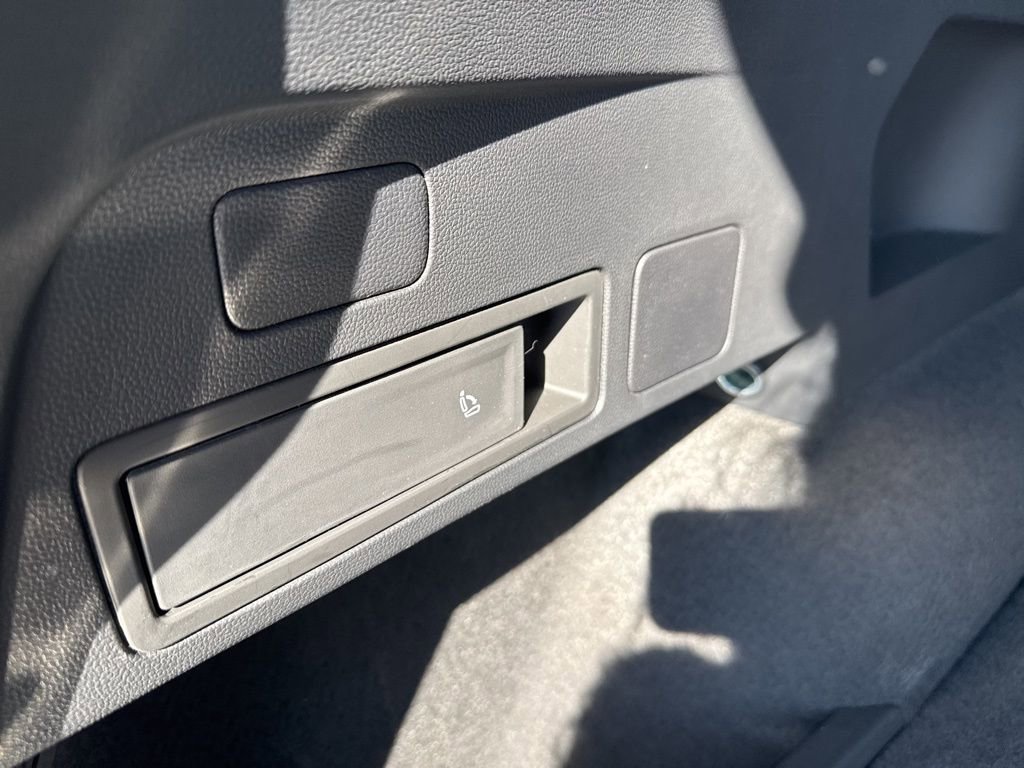 Used 2024 Volkswagen Tiguan SE image 28