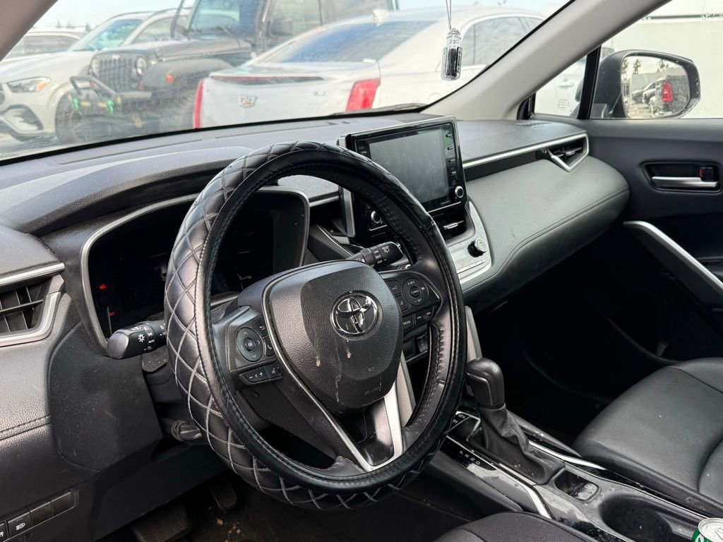 Used 2022 Toyota Corolla Cross XLE w/ Convenience Package FWD image 2