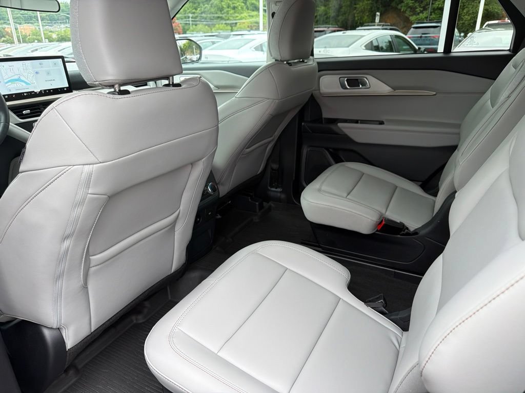 Used 2025 Ford Explorer Active w/ Active Comfort Package AWD/4WD image 16