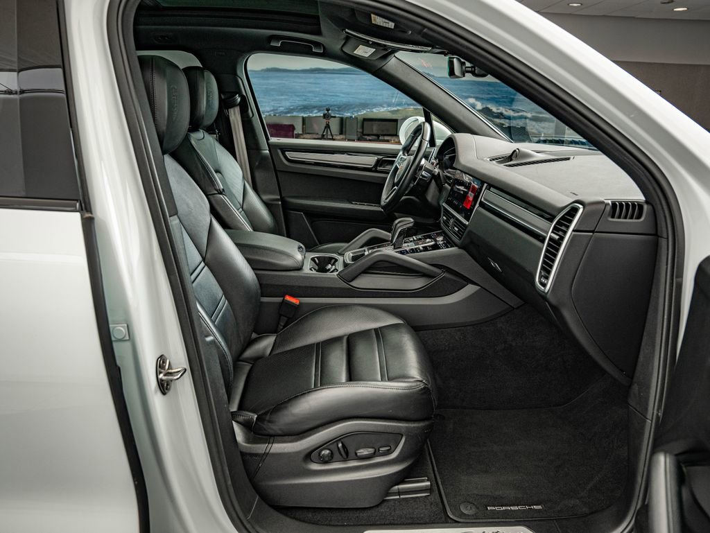Certified 2023 Porsche Cayenne Platinum Edition image 43