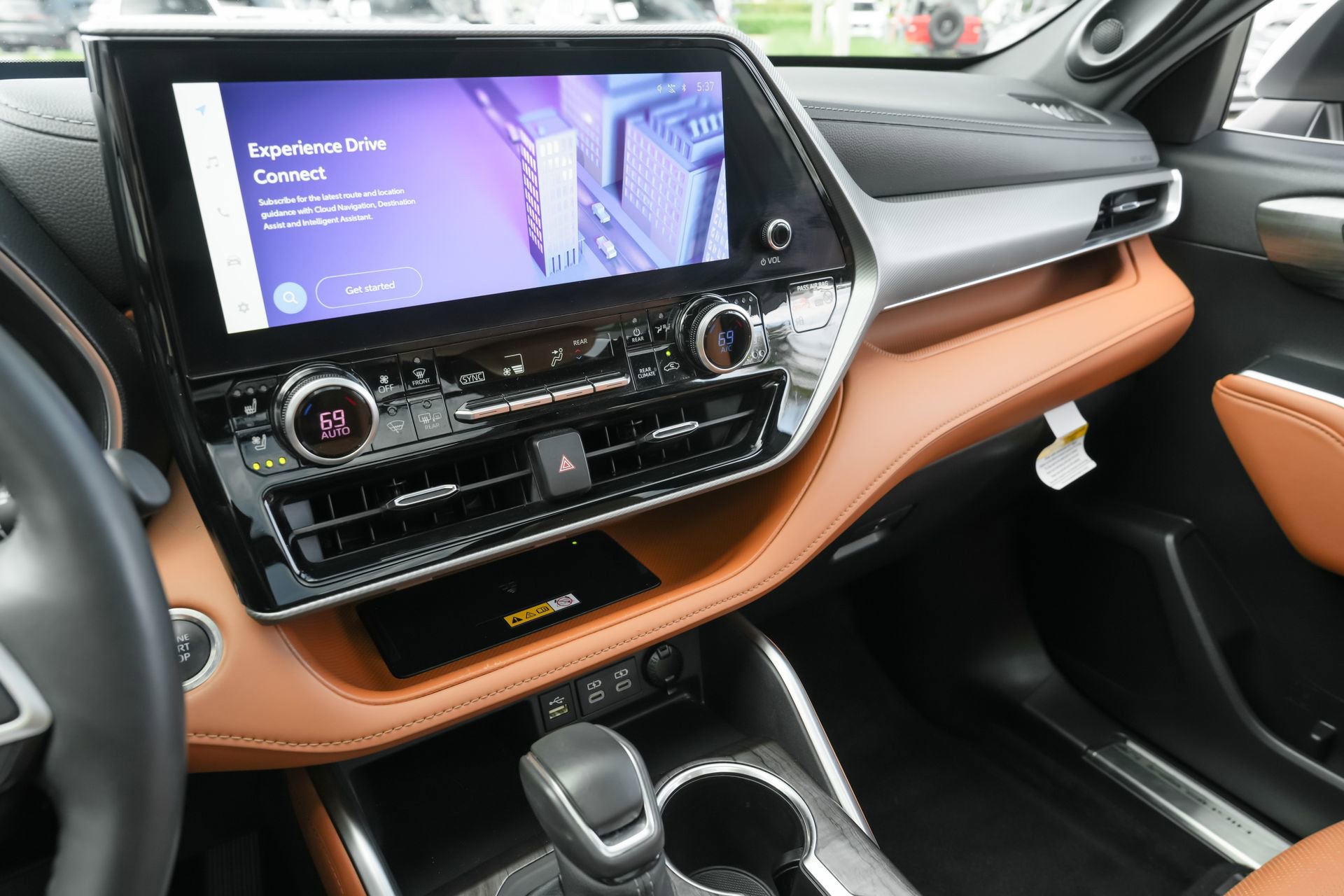 Used 2024 Toyota Highlander Platinum image 10