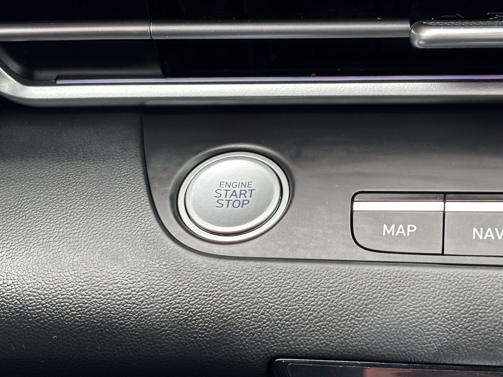 Used 2025 Hyundai Elantra Limited image 26