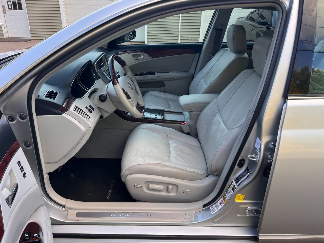 Used 2011 Toyota Avalon Limited image 23