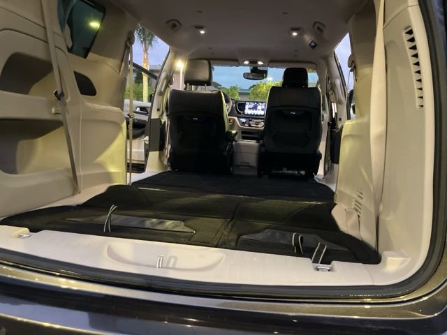 Used 2023 Chrysler Pacifica Touring-L image 24