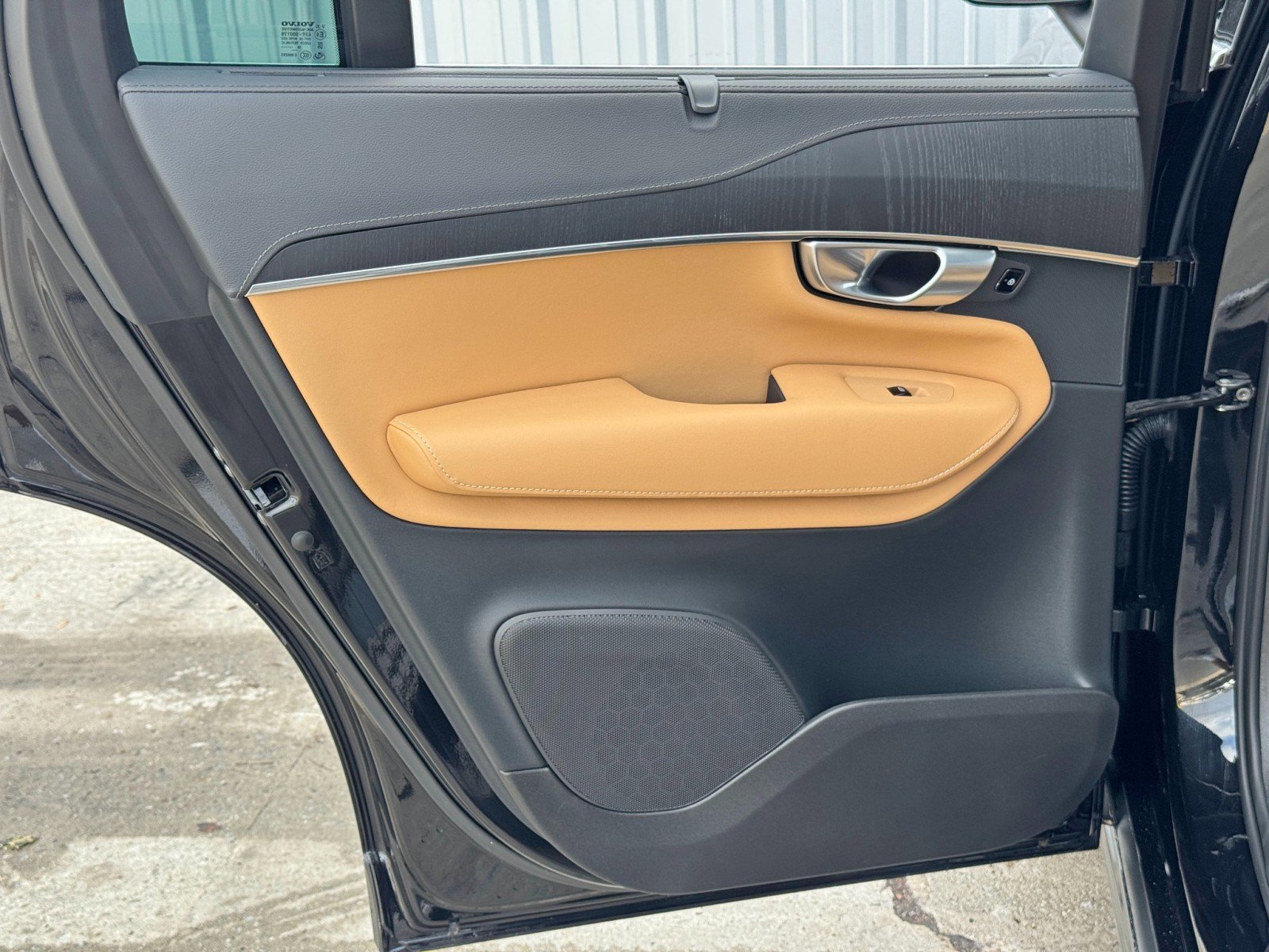 Used 2024 Volvo XC90 T8 Ultimate w/ Lounge Package image 43