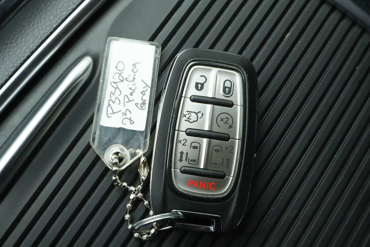 Used 2023 Chrysler Pacifica Limited image 36