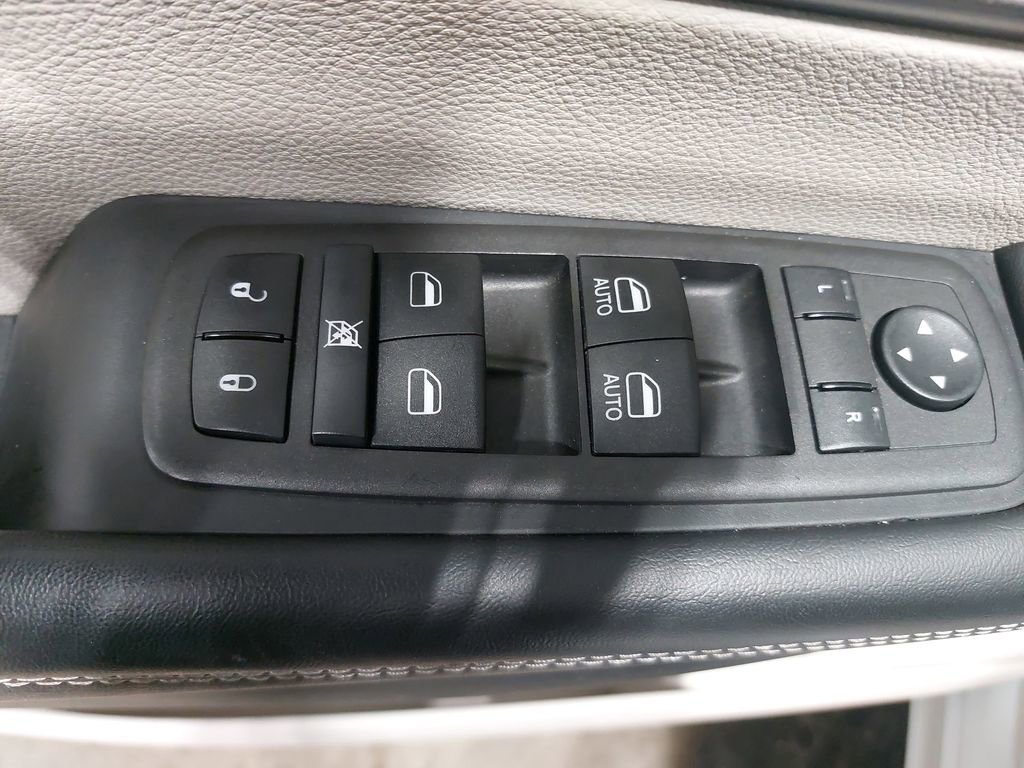 Used 2024 Chrysler Pacifica Touring-L FWD image 27