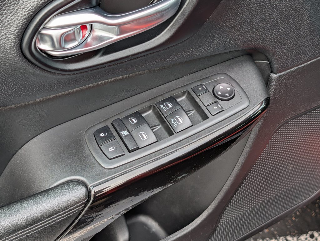 Used 2021 Jeep Cherokee Latitude Plus AWD/4WD image 15