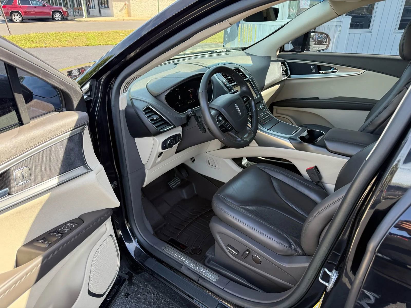 Used 2019 Lincoln Nautilus Select image 13