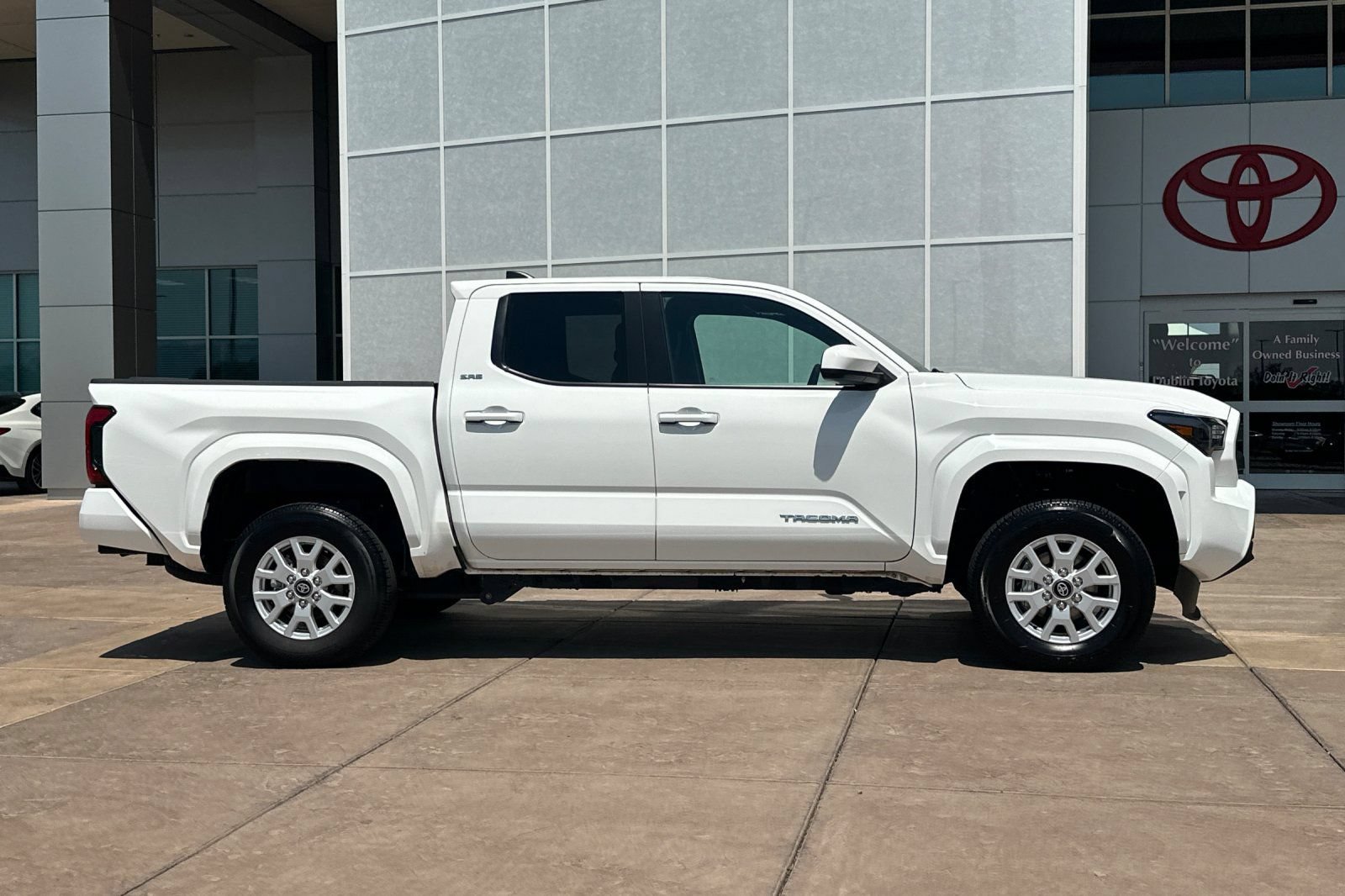 Certified 2025 Toyota Tacoma SR5 AWD/4WD image 3