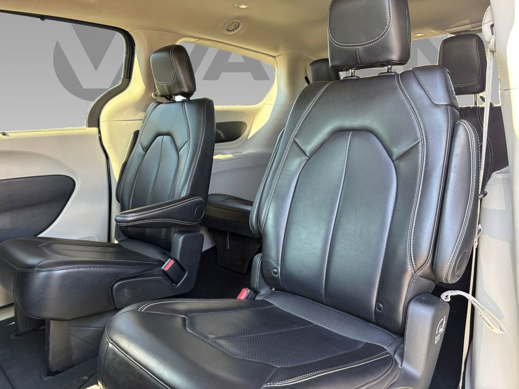 Used 2024 Chrysler Pacifica Touring-L image 5