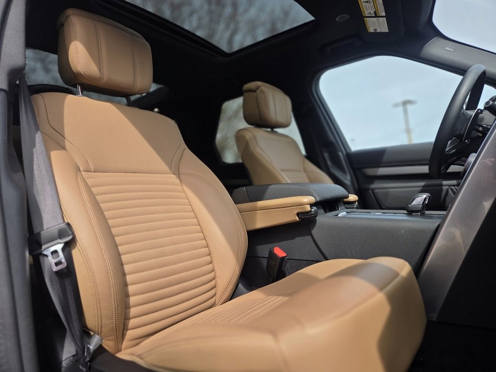 Used 2025 Land Rover Discovery Dynamic SE image 28