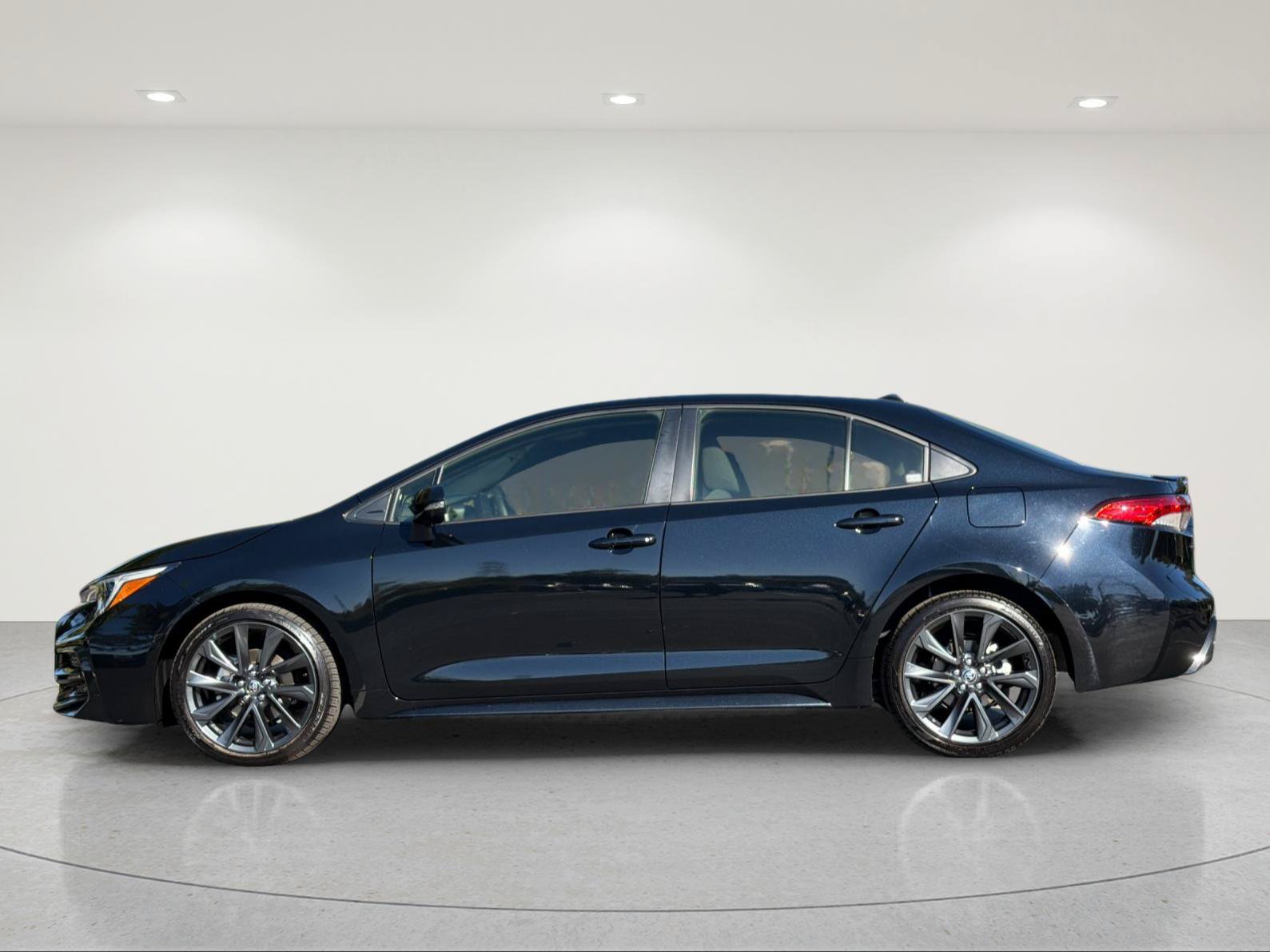 Used 2026 Toyota Corolla SE FWD image 2