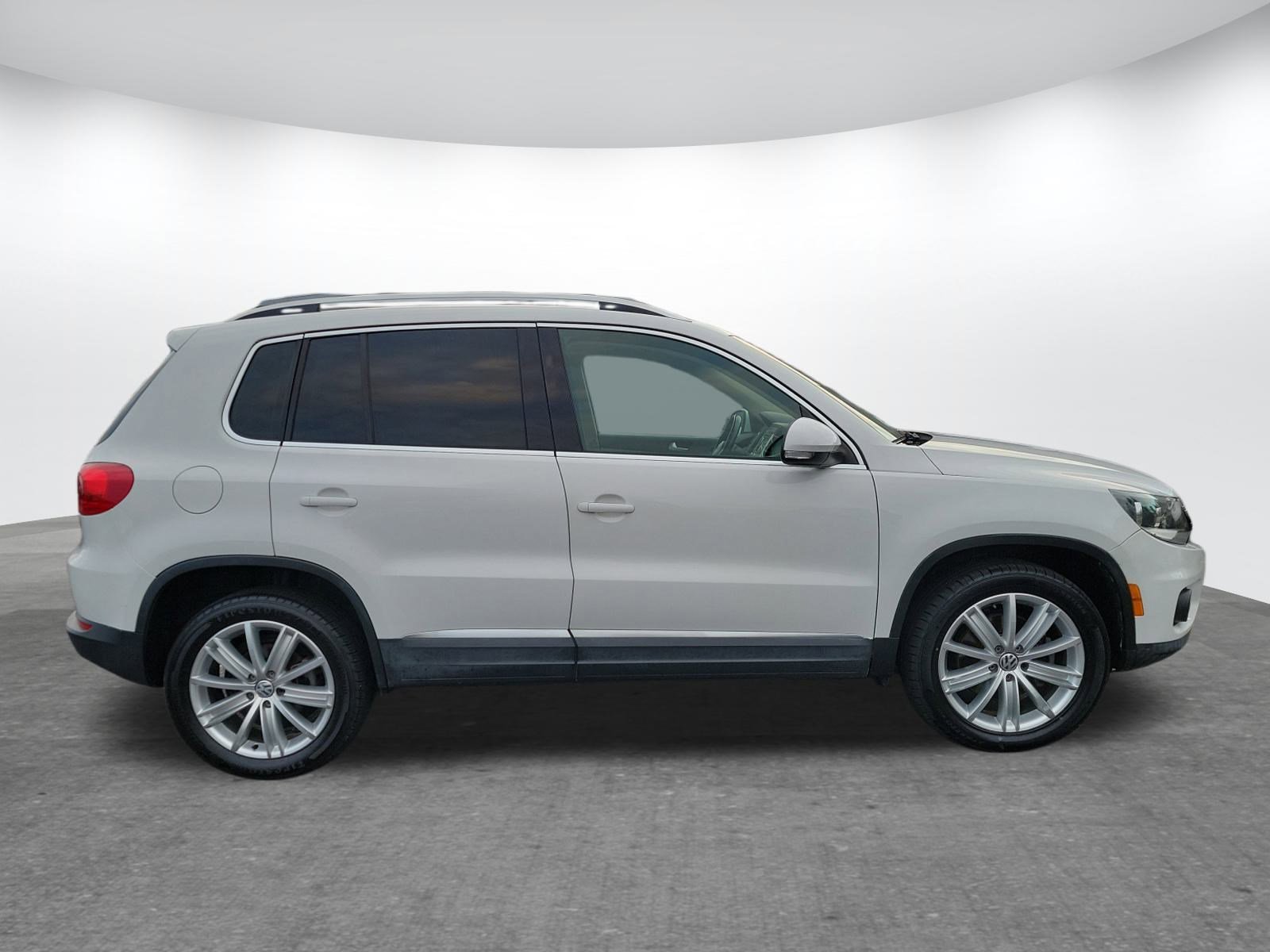 Used 2013 Volkswagen Tiguan SEL image 2