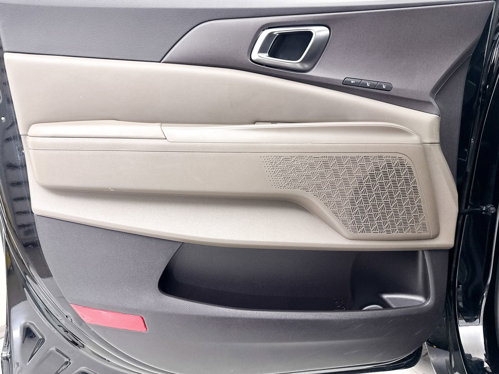 Certified 2025 Kia Carnival EX image 32