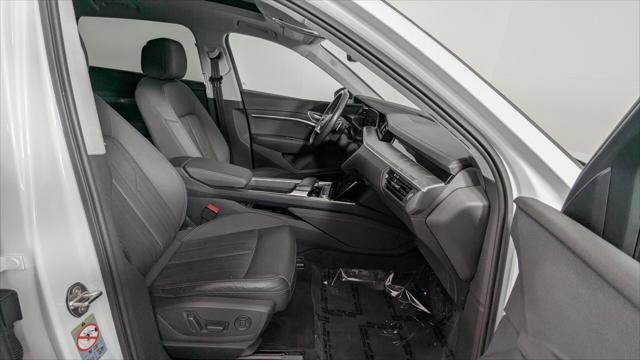 Used 2021 Audi e-tron Premium Plus w/ Premium Plus Package image 24