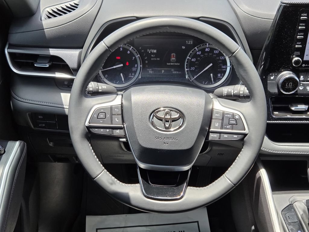 Used 2022 Toyota Highlander XSE FWD image 16
