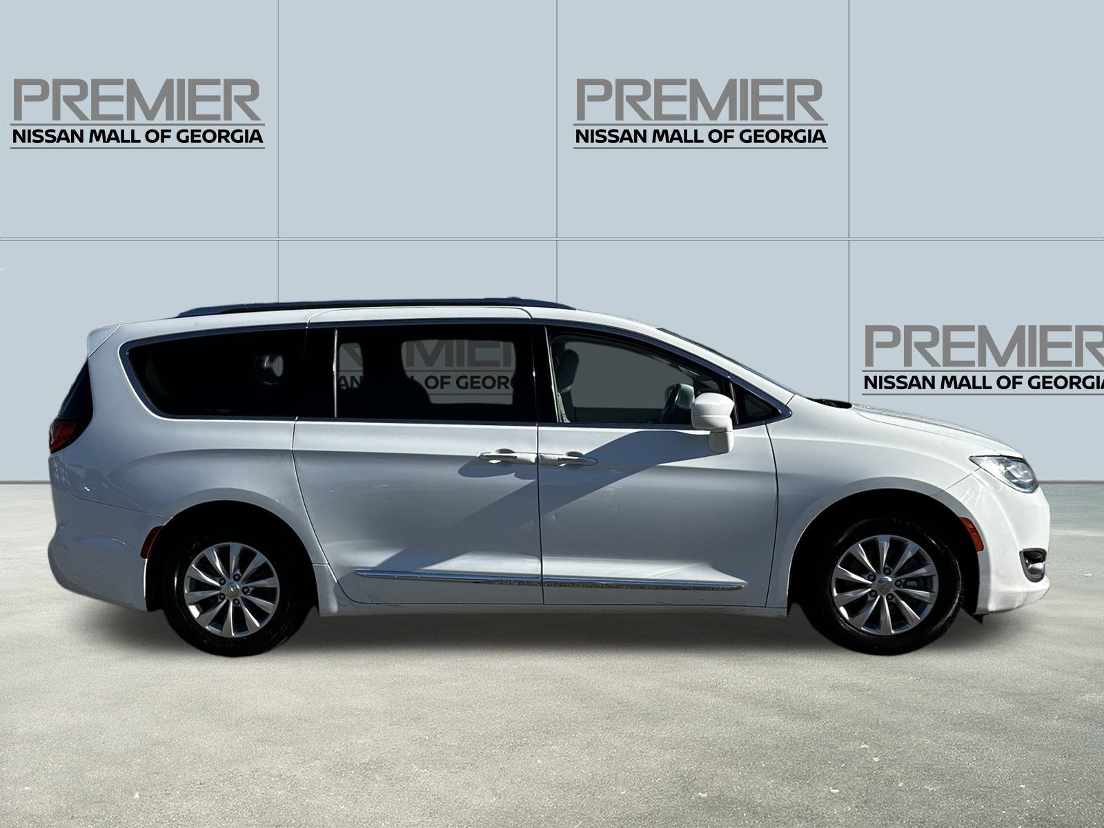 Used 2018 Chrysler Pacifica Touring-L image 4