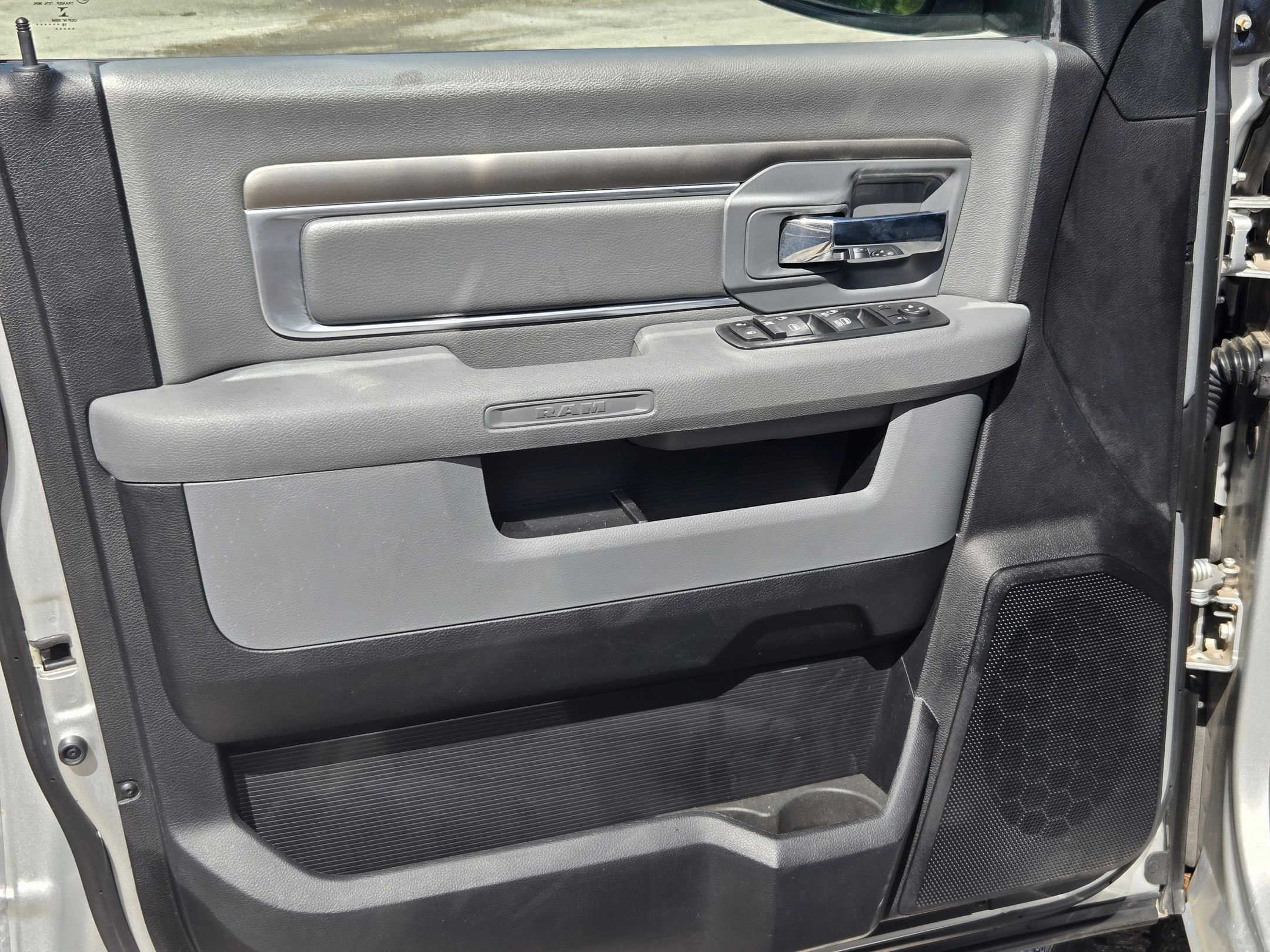 Used 2016 RAM 2500 SLT image 10