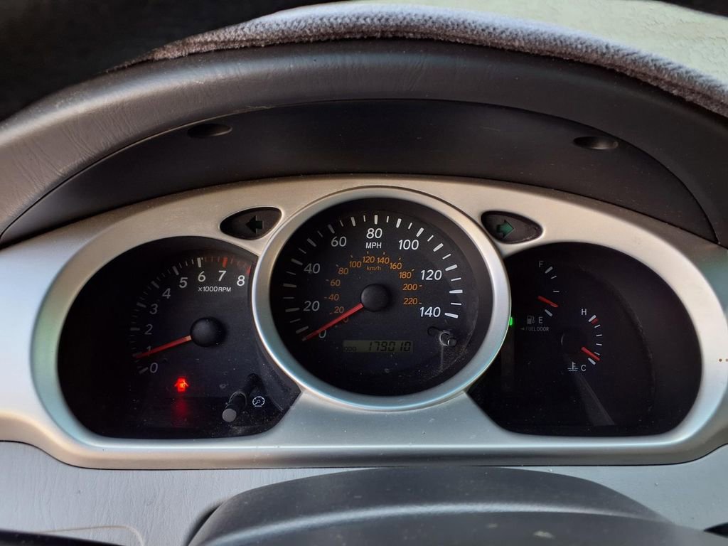 Used 2005 Toyota Highlander 2WD w/ 3rd Row image 11