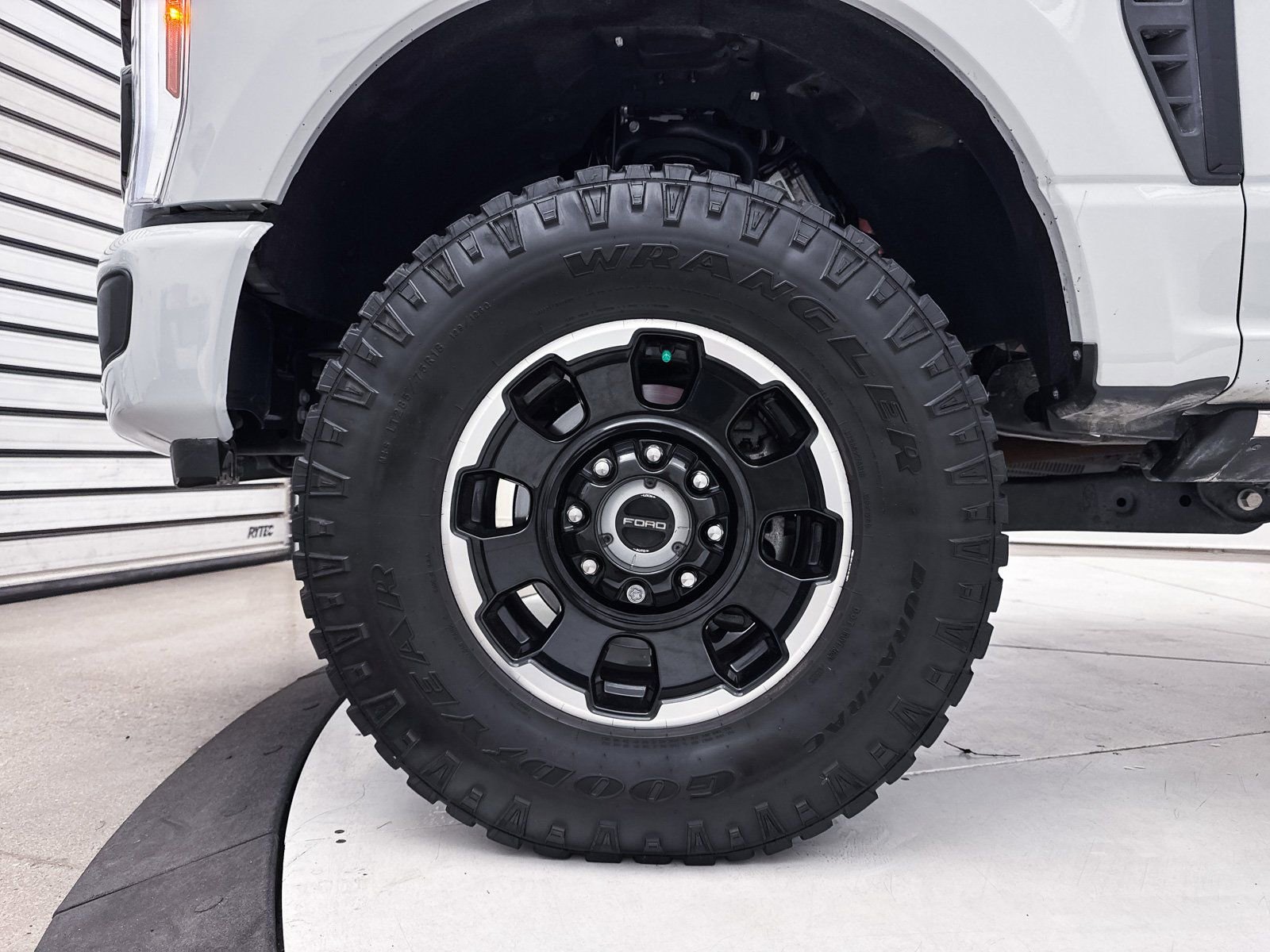 Used 2025 Ford F350 Platinum w/ Tremor Off-Road Package image 17