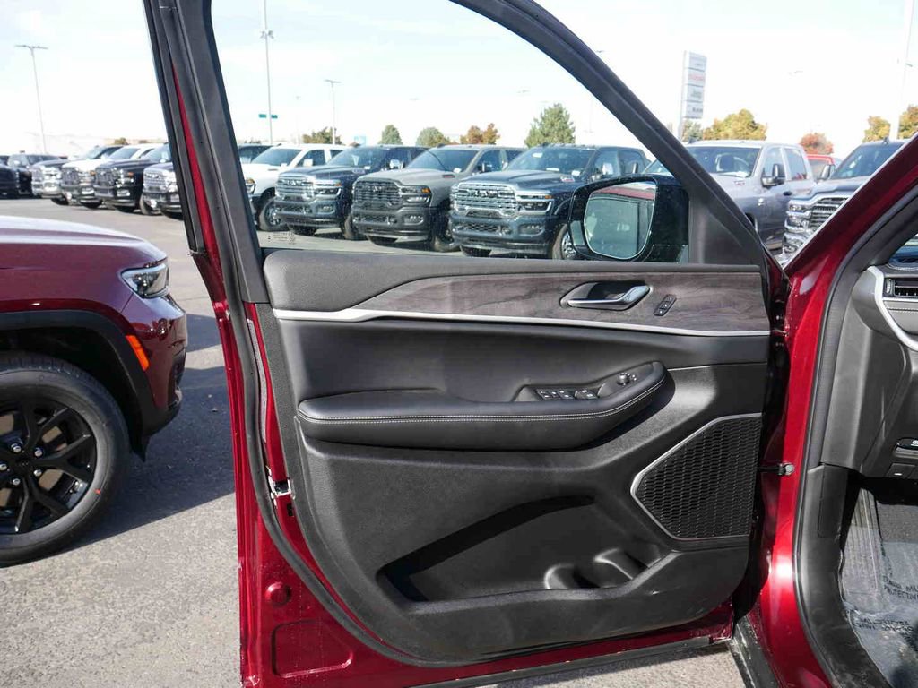 New 2025 Jeep Grand Cherokee Limited w/ Luxury Tech Group II image 26