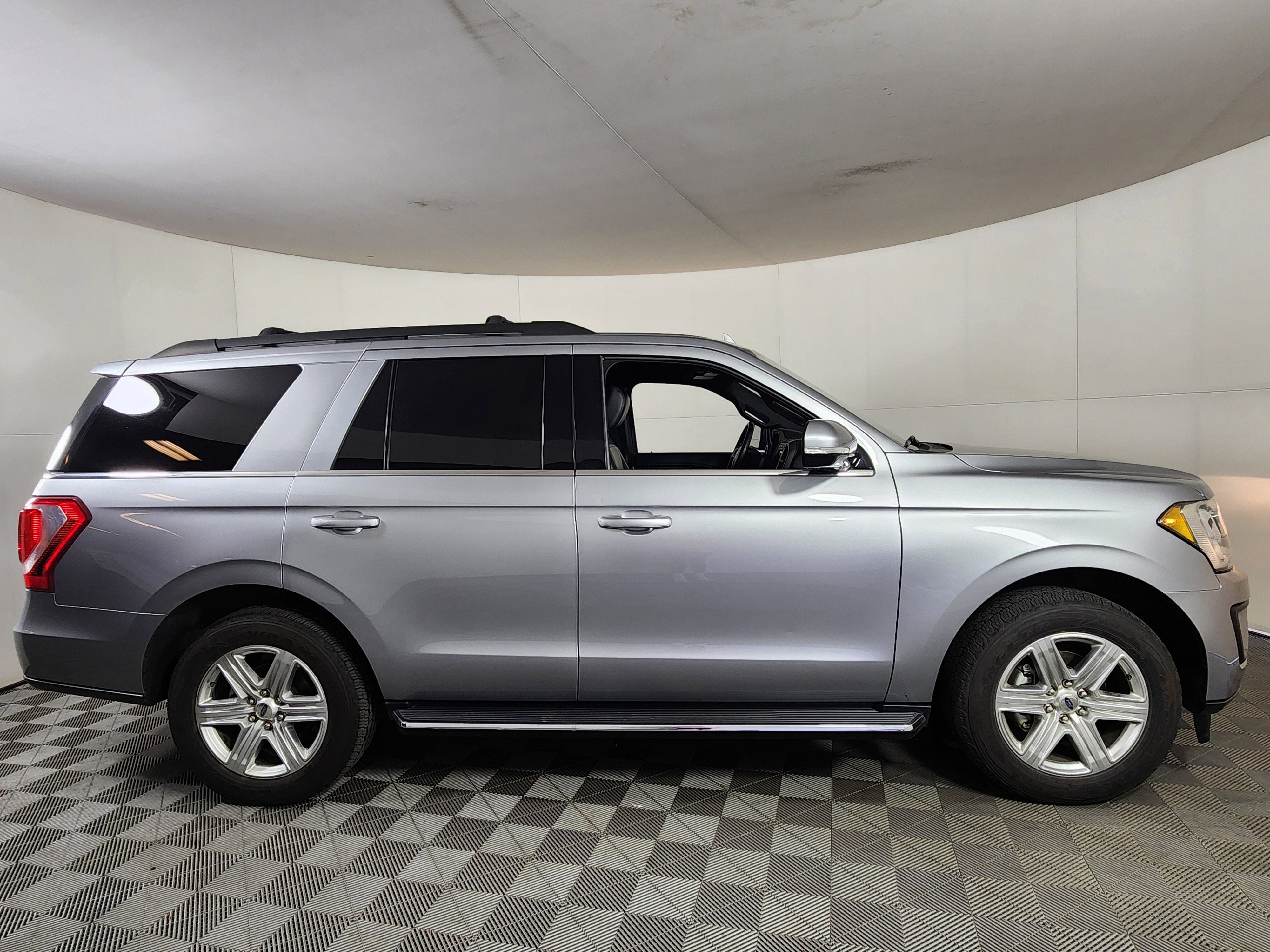 Used 2020 Ford Expedition XLT w/ Equipment Group 202A AWD/4WD image 8