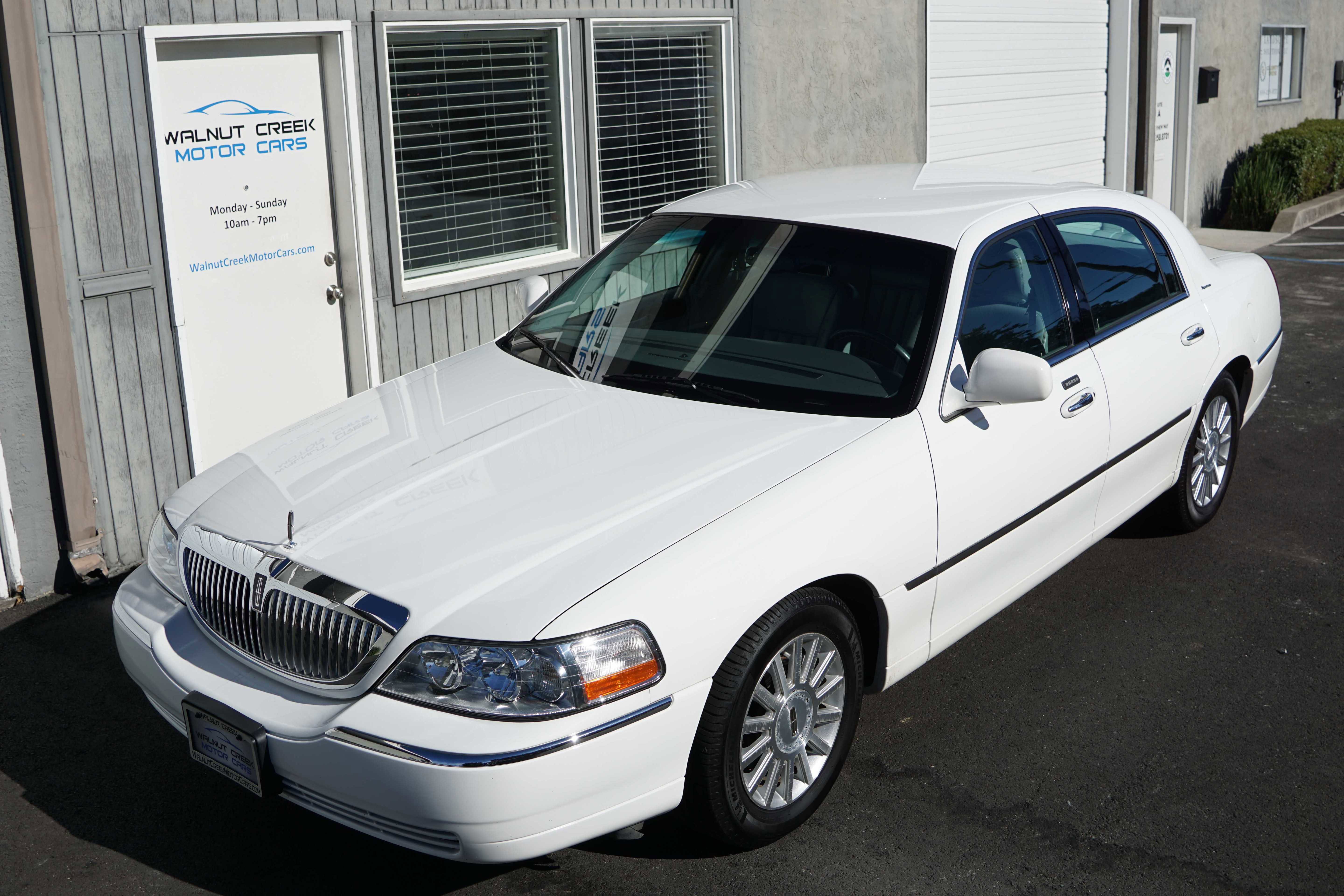 Used 2004 Lincoln Town Car Signature image 4