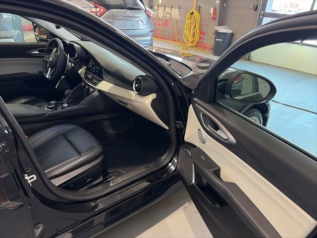 Used 2018 Alfa Romeo Giulia Ti AWD/4WD image 14