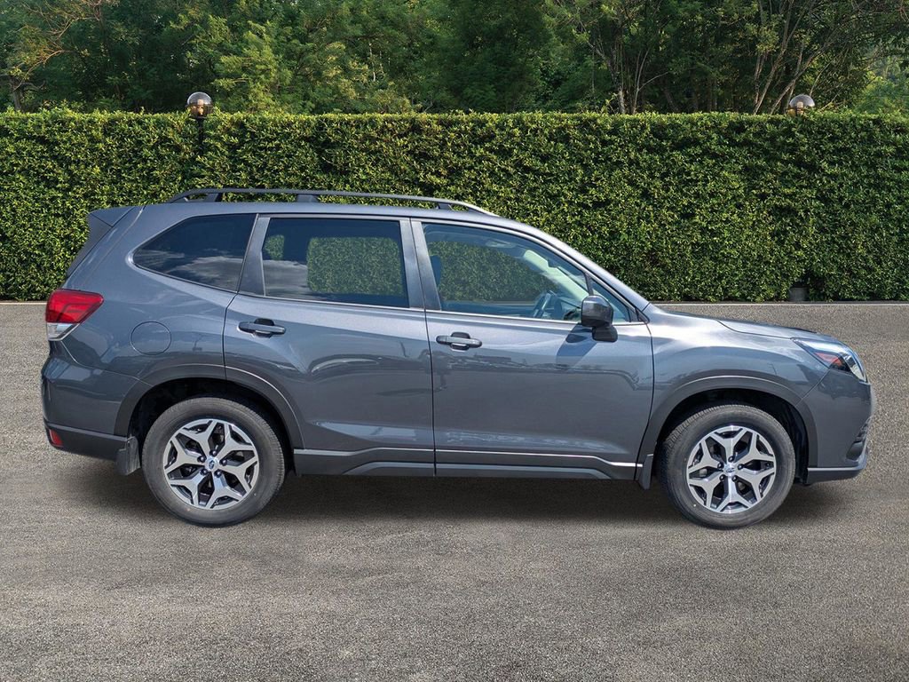 Used 2023 Subaru Forester Premium image 3