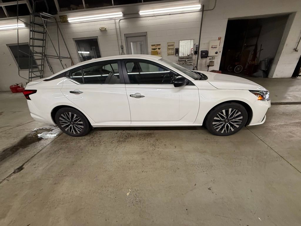 Used 2024 Nissan Altima 2.5 SV image 8