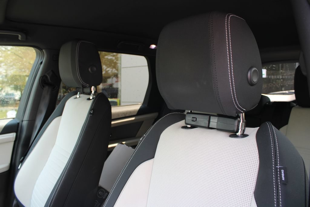 Used 2025 Land Rover Discovery Sport Dynamic SE AWD/4WD image 4
