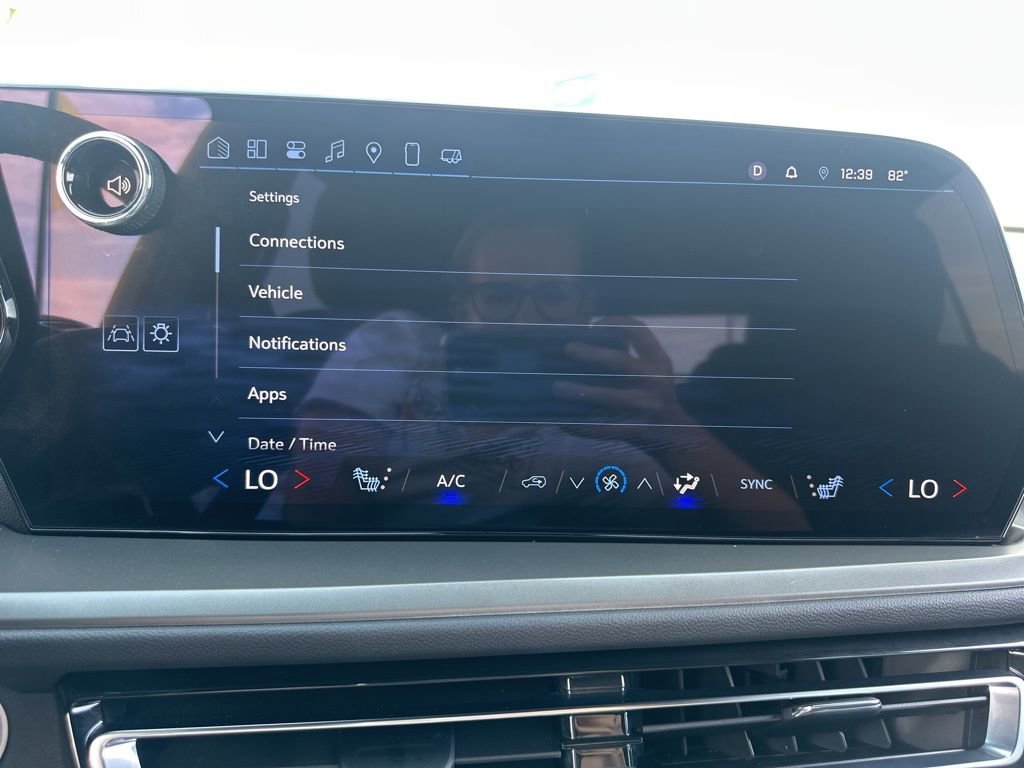 Used 2025 Chevrolet Traverse LT w/ Midnight/Sport Edition image 38