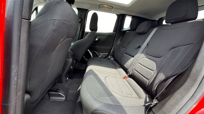 Used 2018 Jeep Renegade Latitude w/ UConnect 8.4 Nav Group AWD/4WD image 16