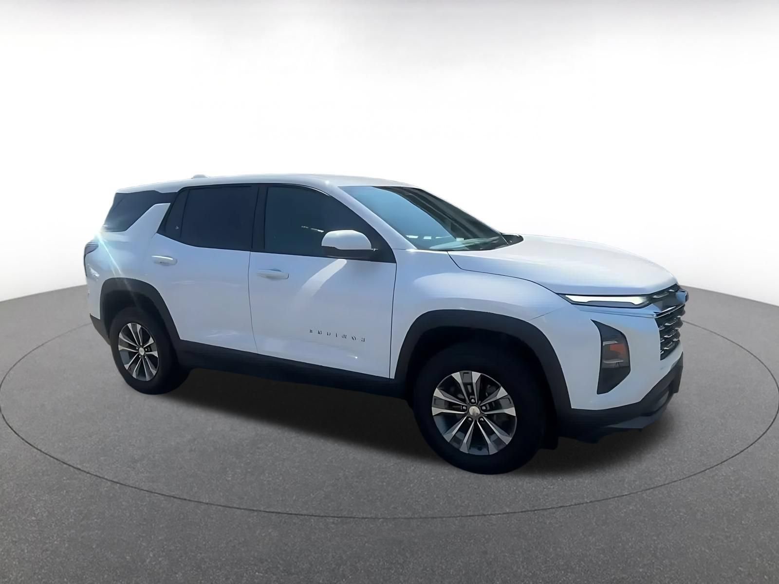 Used 2025 Chevrolet Equinox LT FWD image 2