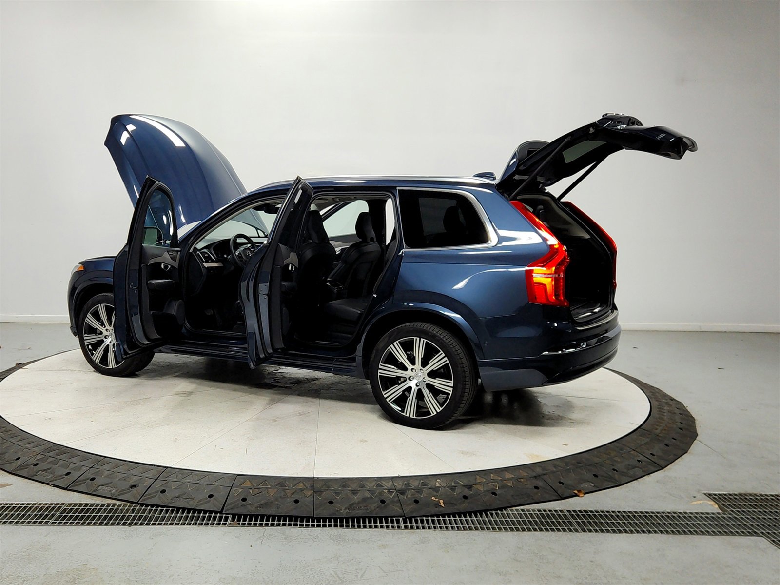 Used 2024 Volvo XC90 B6 Ultimate w/ Protection Package Premier image 13