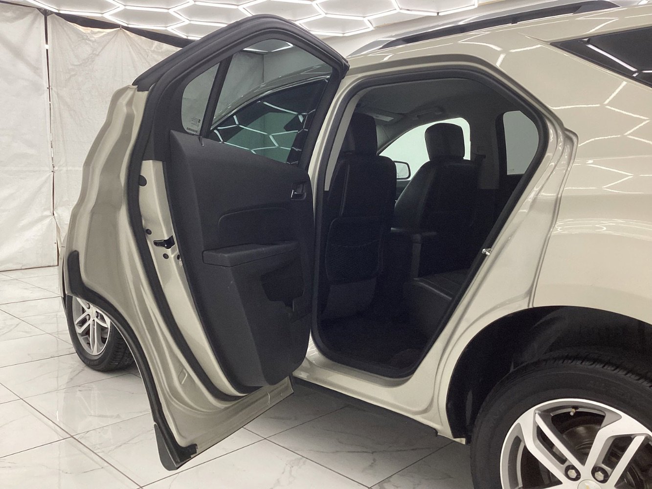 Used 2016 Chevrolet Equinox LTZ w/ Enhanced Convenience Package image 22