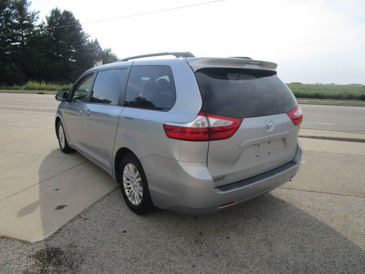 Used 2015 Toyota Sienna XLE Premium FWD image 3