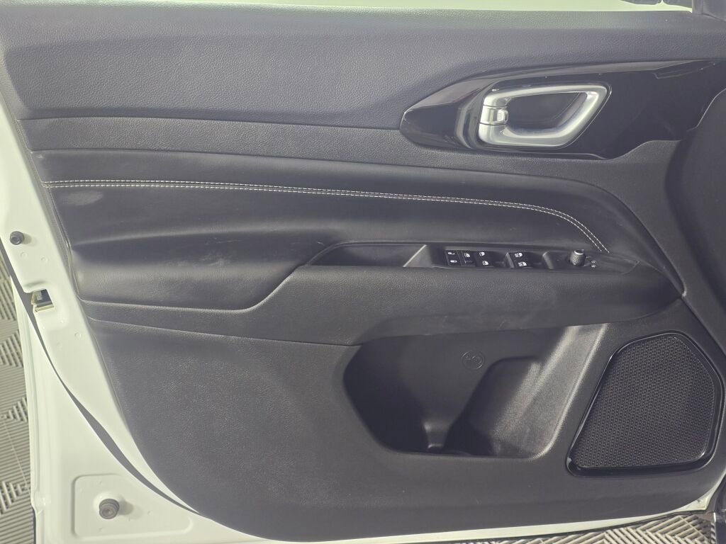 Used 2023 Jeep Compass Altitude image 19