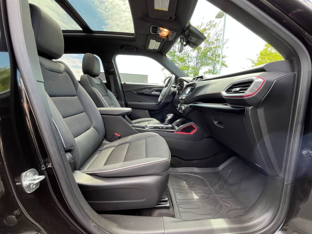 Used 2023 Chevrolet TrailBlazer RS w/ Sun and Liftgate Package FWD image 22
