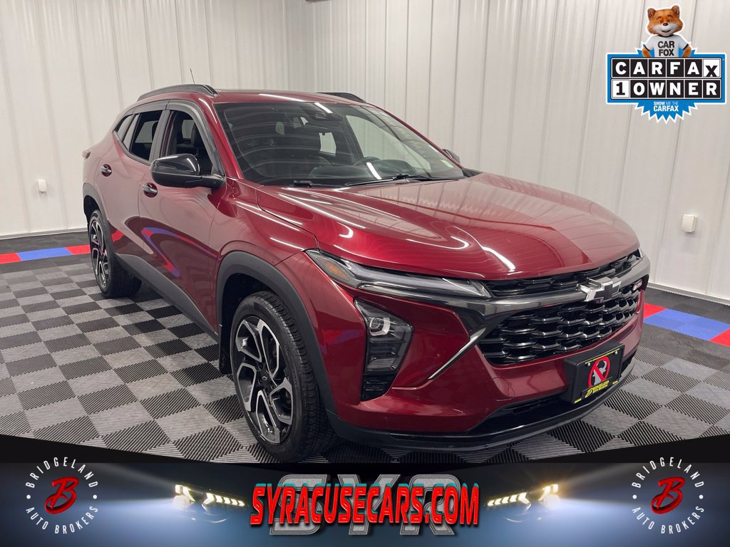 Used 2024 Chevrolet Trax RS w/ Sunroof Package FWD image 1