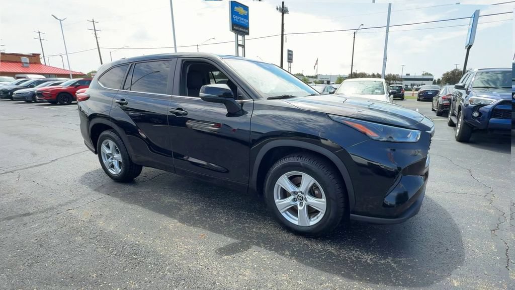Used 2023 Toyota Highlander L FWD image 2