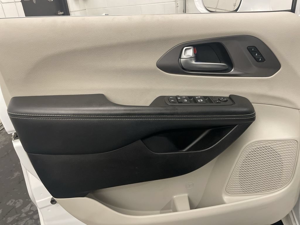 Used 2022 Chrysler Pacifica Touring-L FWD image 15
