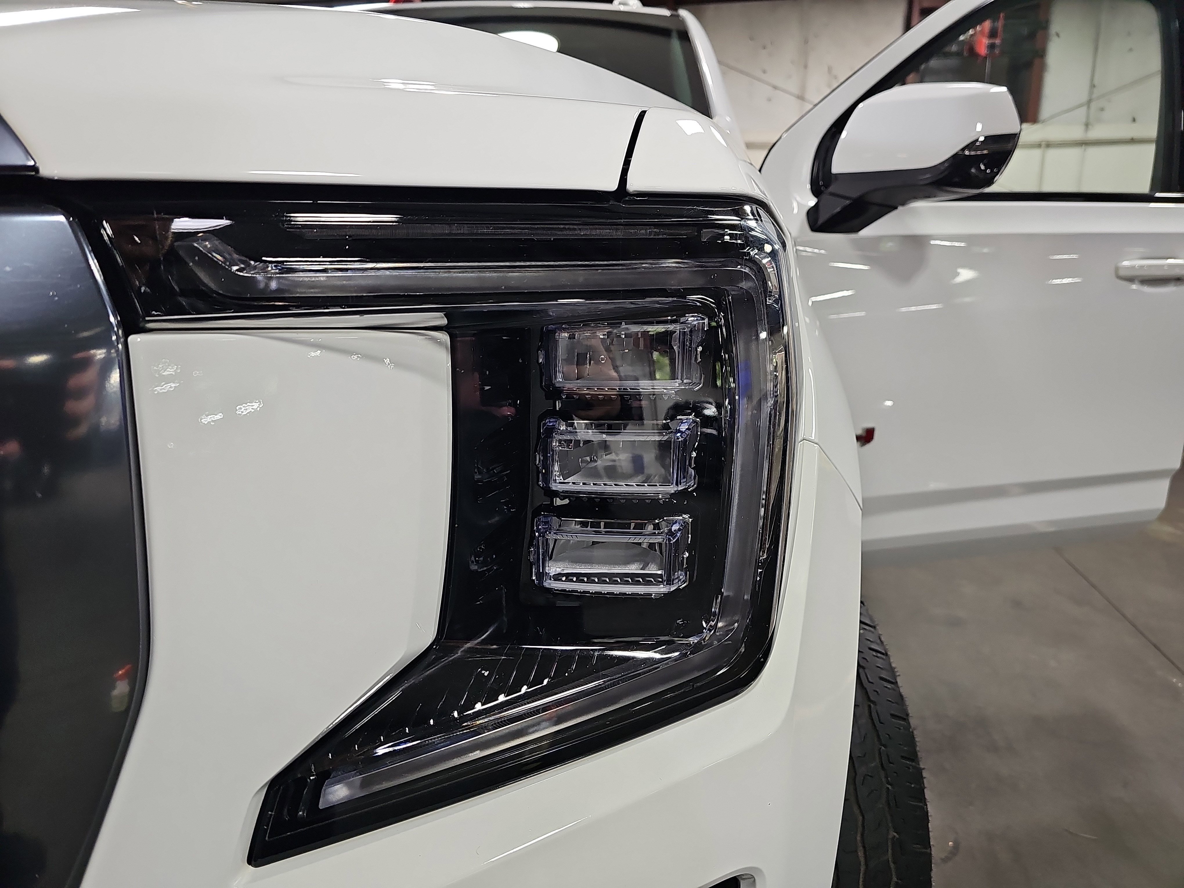 Used 2024 GMC Yukon XL AT4 w/ AT4 Premium Package AWD/4WD image 34