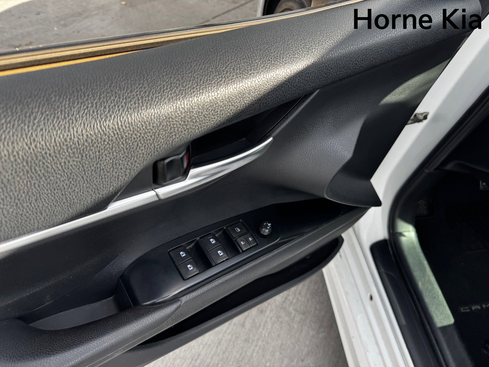 Used 2020 Toyota Camry SE image 11