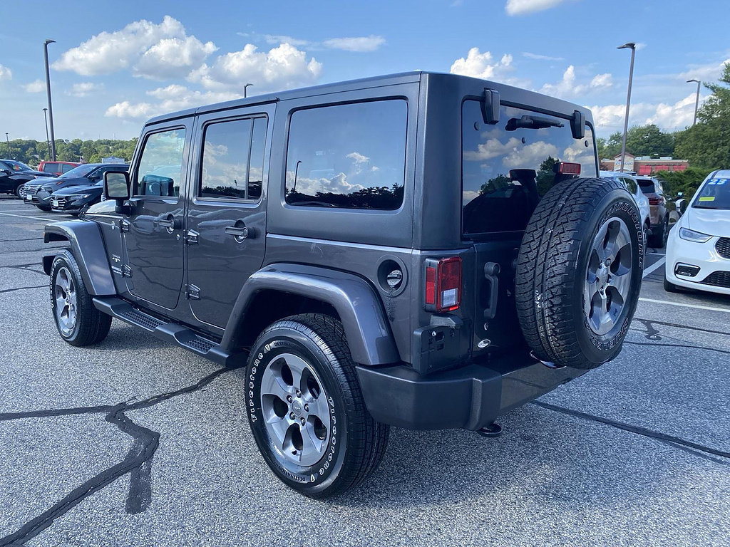 Used 2017 Jeep Wrangler Unlimited Sahara w/ Connectivity Group AWD/4WD image 5