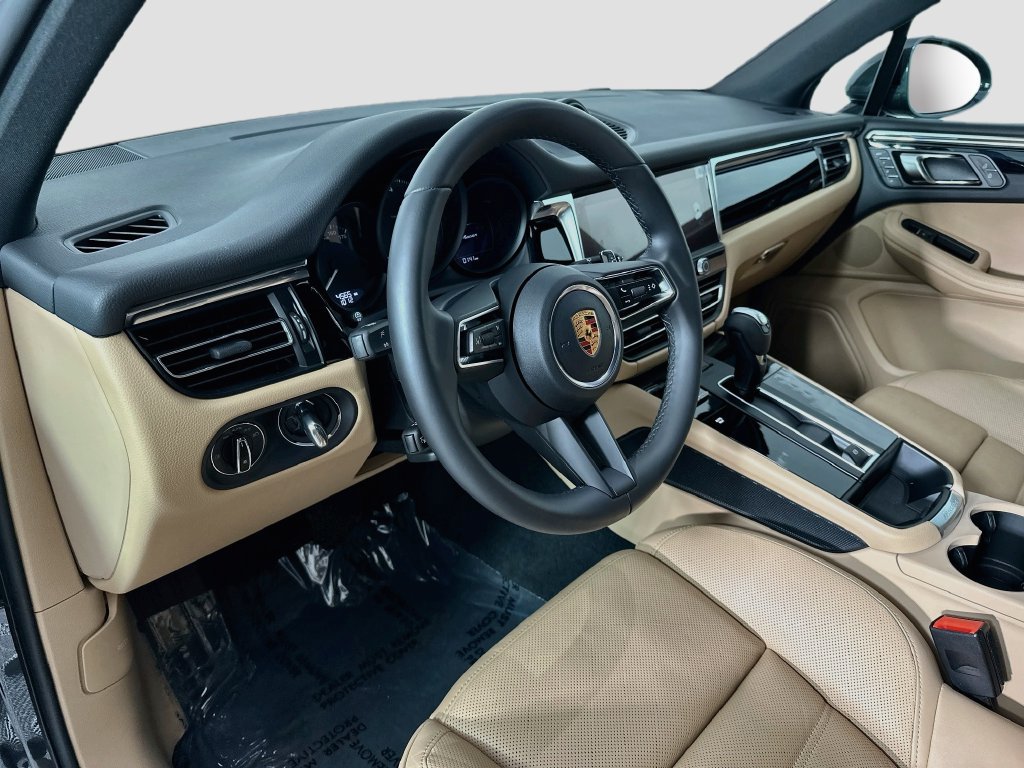 Certified 2026 Porsche Macan AWD/4WD image 4
